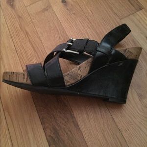 Sandal wedge heel with black and wood look style